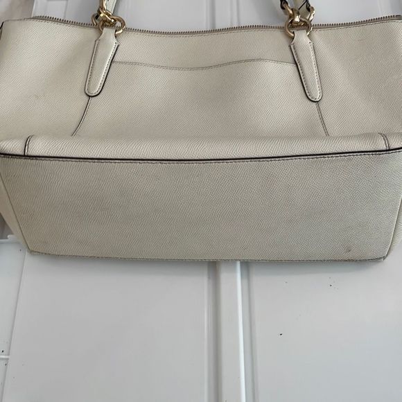 Coach off-white shoulder handbag with gold accents - Picture 4 of 6